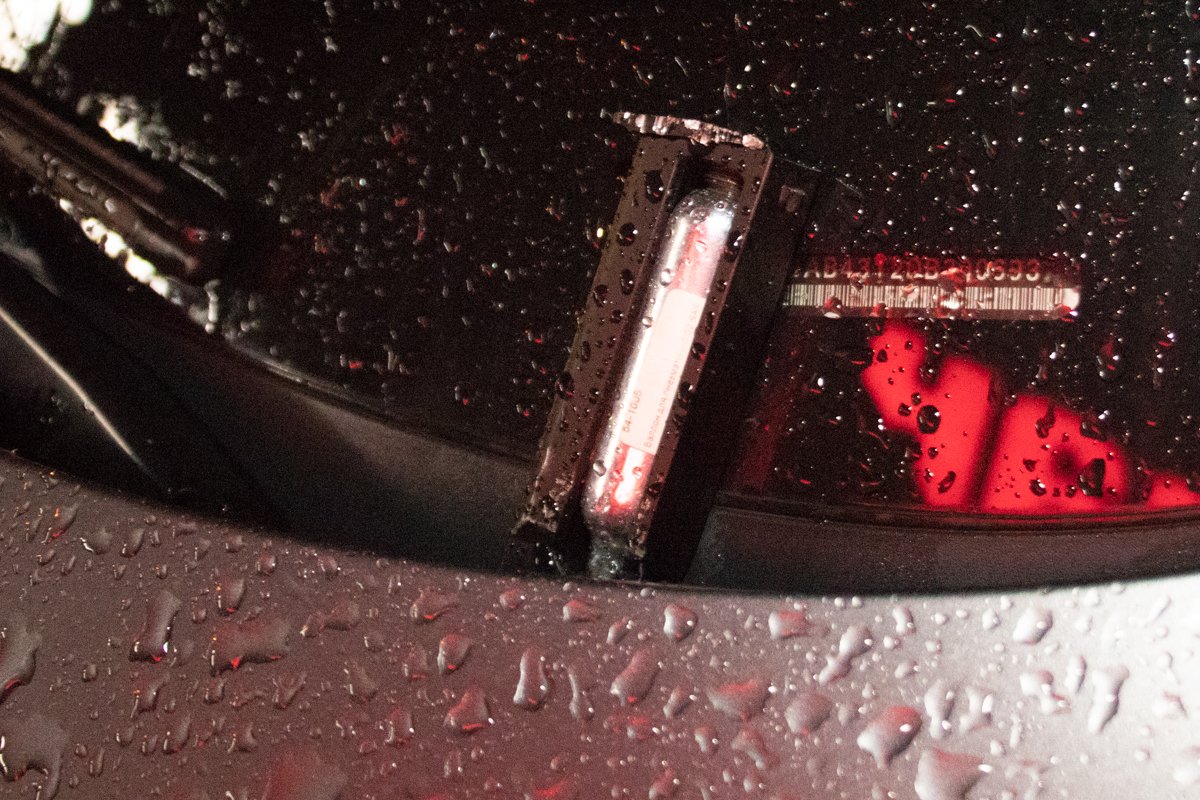 Один из мужчин бросил пистолет в припаркованный автомобиль  Один из мужчин бросил пистолет в припаркованный автомобиль