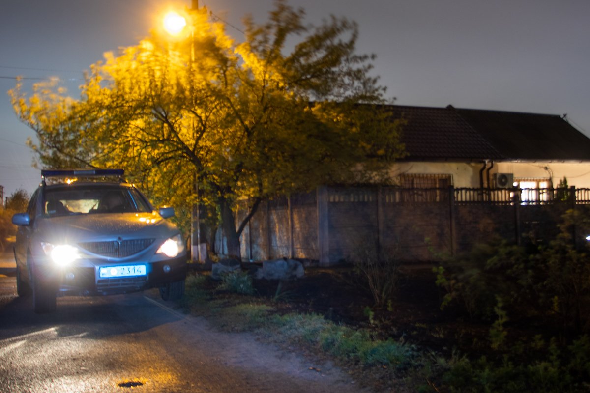 Испугавшись нежданных гостей, преступники сбежали, прихватив с собой несколько тысяч гривен Испугавшись нежданных гостей, преступники сбежали, прихватив с собой несколько тысяч гривен