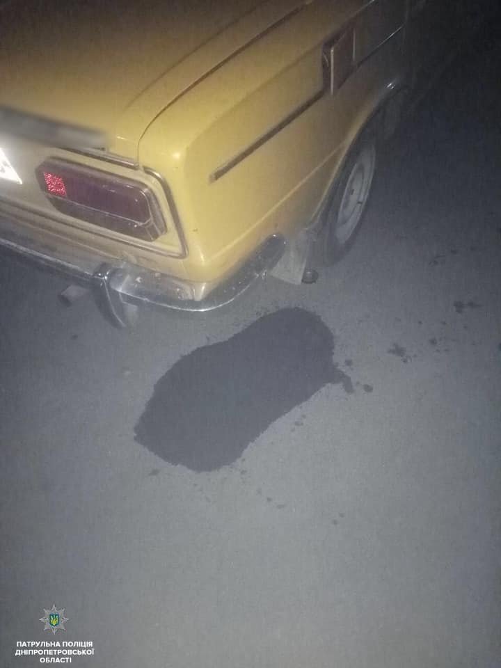 Установить машину, с которой сливали бензин, было не трудно