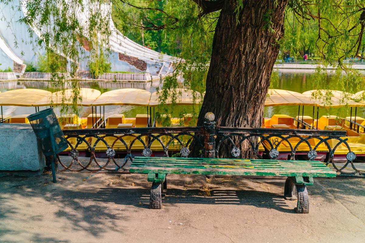 Как и лавочки кое-где  Как и лавочки кое-где