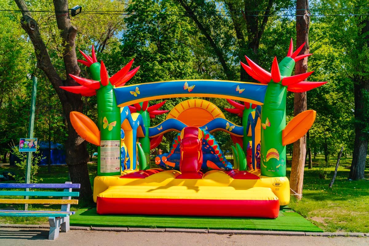 Зато в парке появились новые батуты Зато в парке появились новые батуты