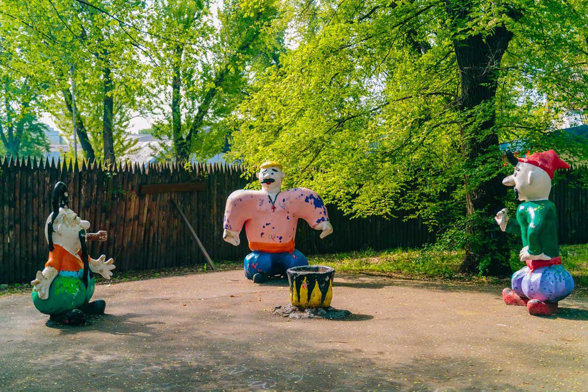 Все те же жутковатые скульптуры, которые забыли покрасить Все те же жутковатые скульптуры, которые забыли покрасить