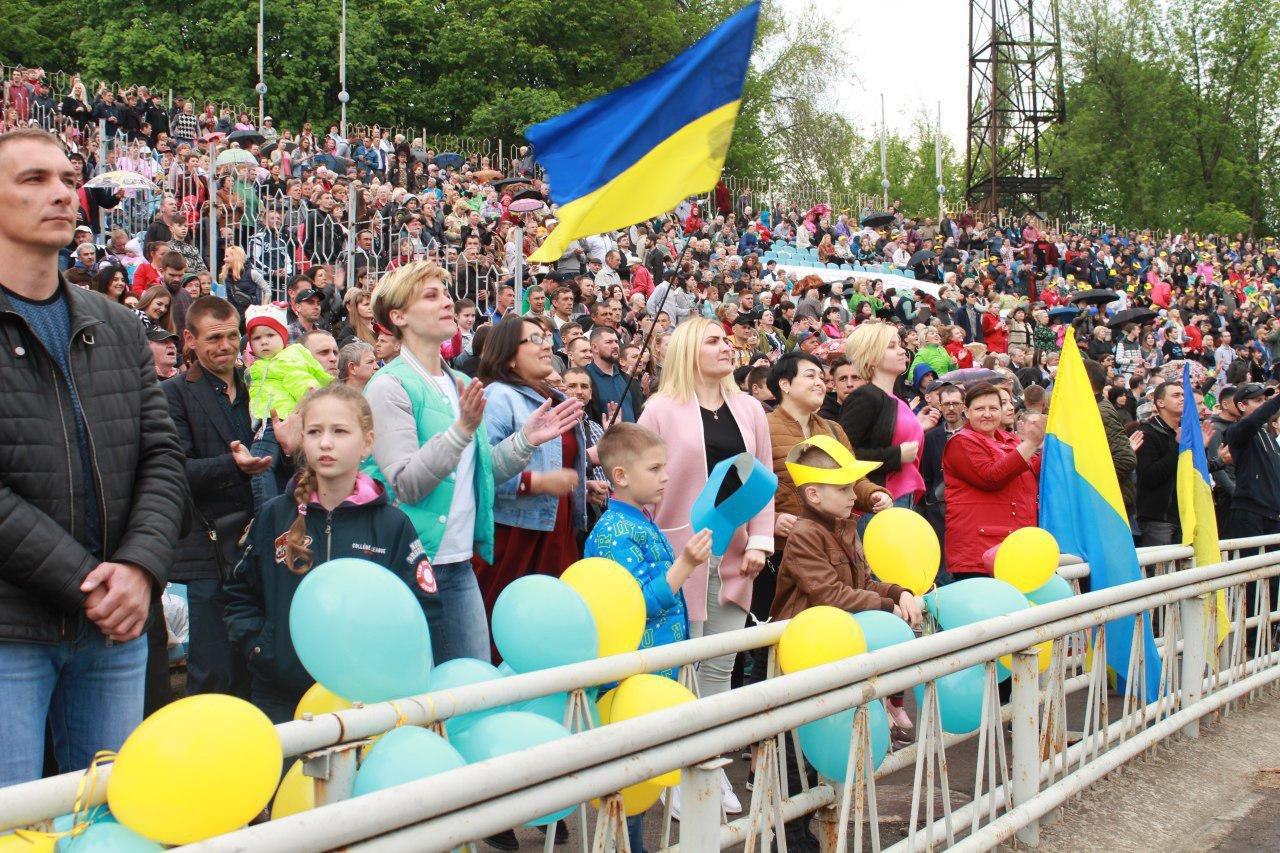 Тысячи украинцев молились на стадионе в Днепре о мире в Украине 4