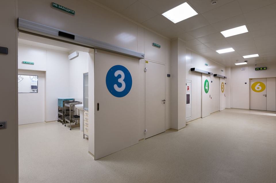 Операционные стерильны и "нафаршированы" техникой Операционные стерильны и "нафаршированы" техникой