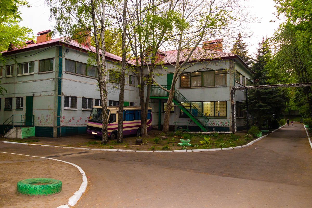 2-летнюю девочку привязали шарфом к стулу 2-летнюю девочку привязали шарфом к стулу