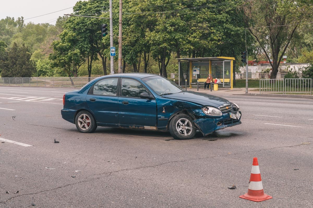 В Днепре на Набережной Заводской столкнулись Chevrolet и KIA В Днепре на Набережной Заводской столкнулись Chevrolet и KIA