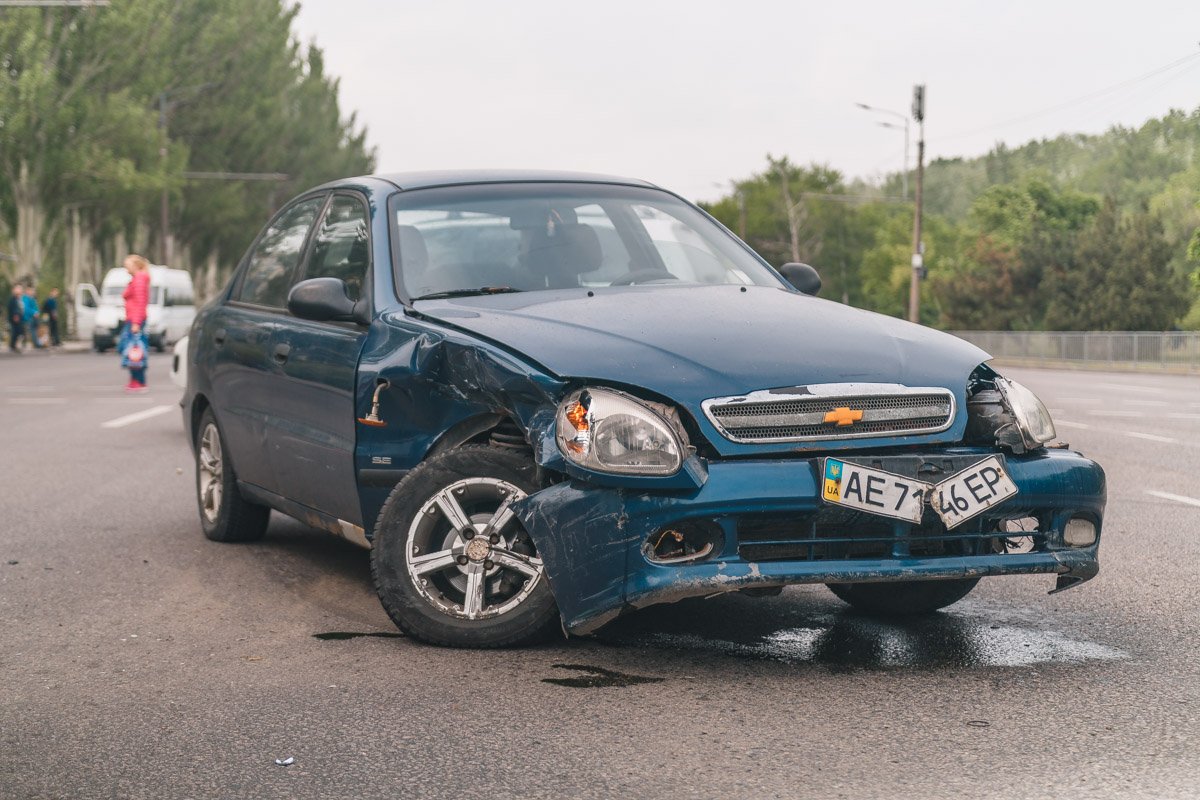 KIA двигался в сторону центра, в этот момент в противоположном направлении ехал Chevrolet KIA двигался в сторону центра, в этот момент в противоположном направлении ехал Chevrolet