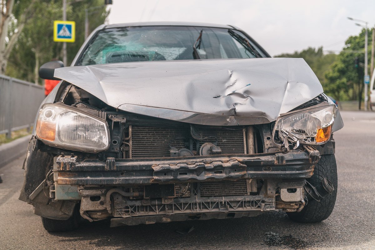 В районе остановки Детский комбинат водитель на автомобиле Chevrolet решил свернуть влево на прилегающую территорию и не уступил дорогу KIA В районе остановки Детский комбинат водитель на автомобиле Chevrolet решил свернуть влево на прилегающую территорию и не уступил дорогу KIA