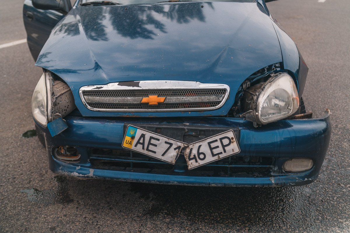 Водитель Chevrolet утверждает, что он поворачивал в тот момент, когда все остановились и KIA выехал на красный сигнал светофора Водитель Chevrolet утверждает, что он поворачивал в тот момент, когда все остановились и KIA выехал на красный сигнал светофора