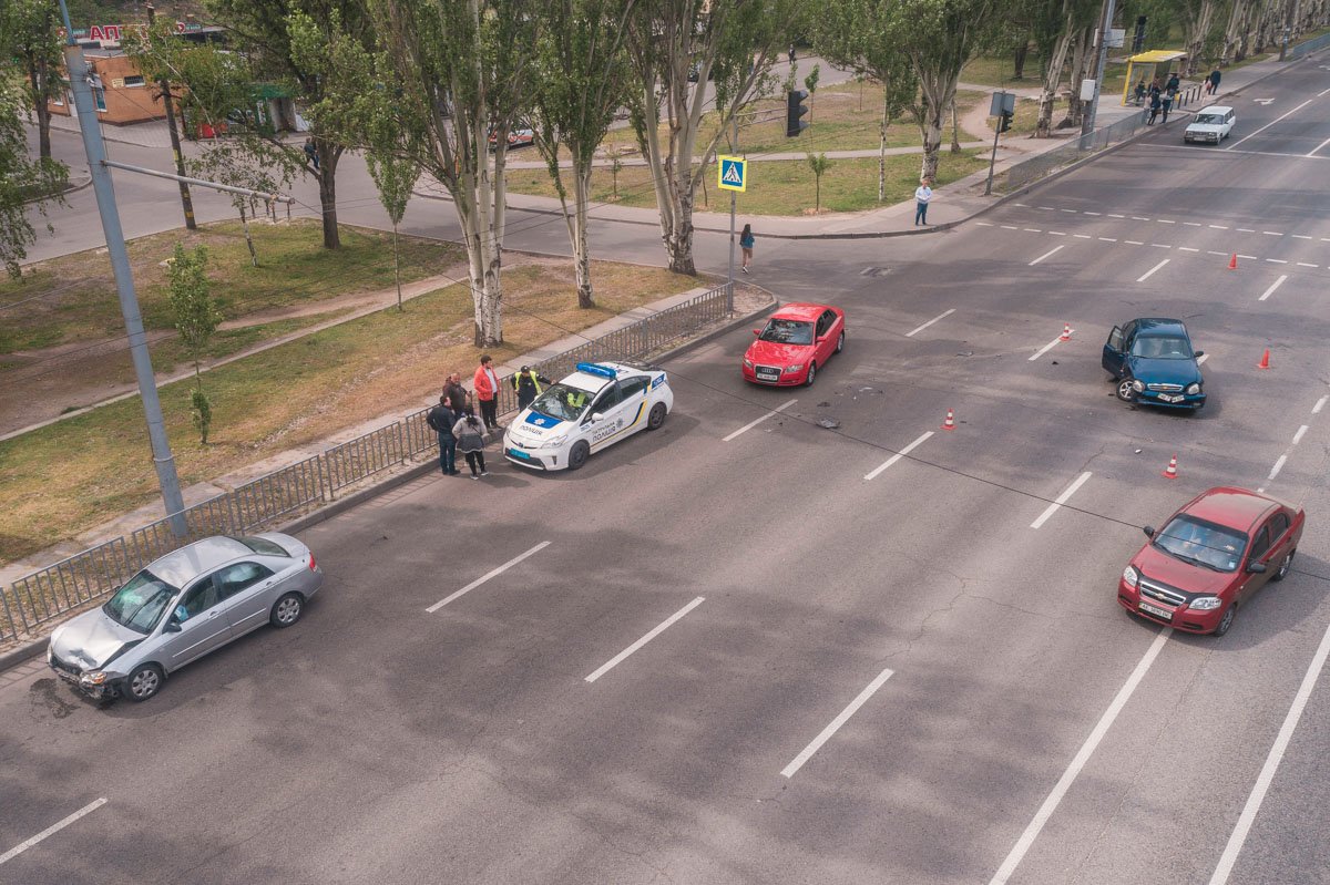 Автомобилям приходится объезжать по встречной полосе Автомобилям приходится объезжать по встречной полосе