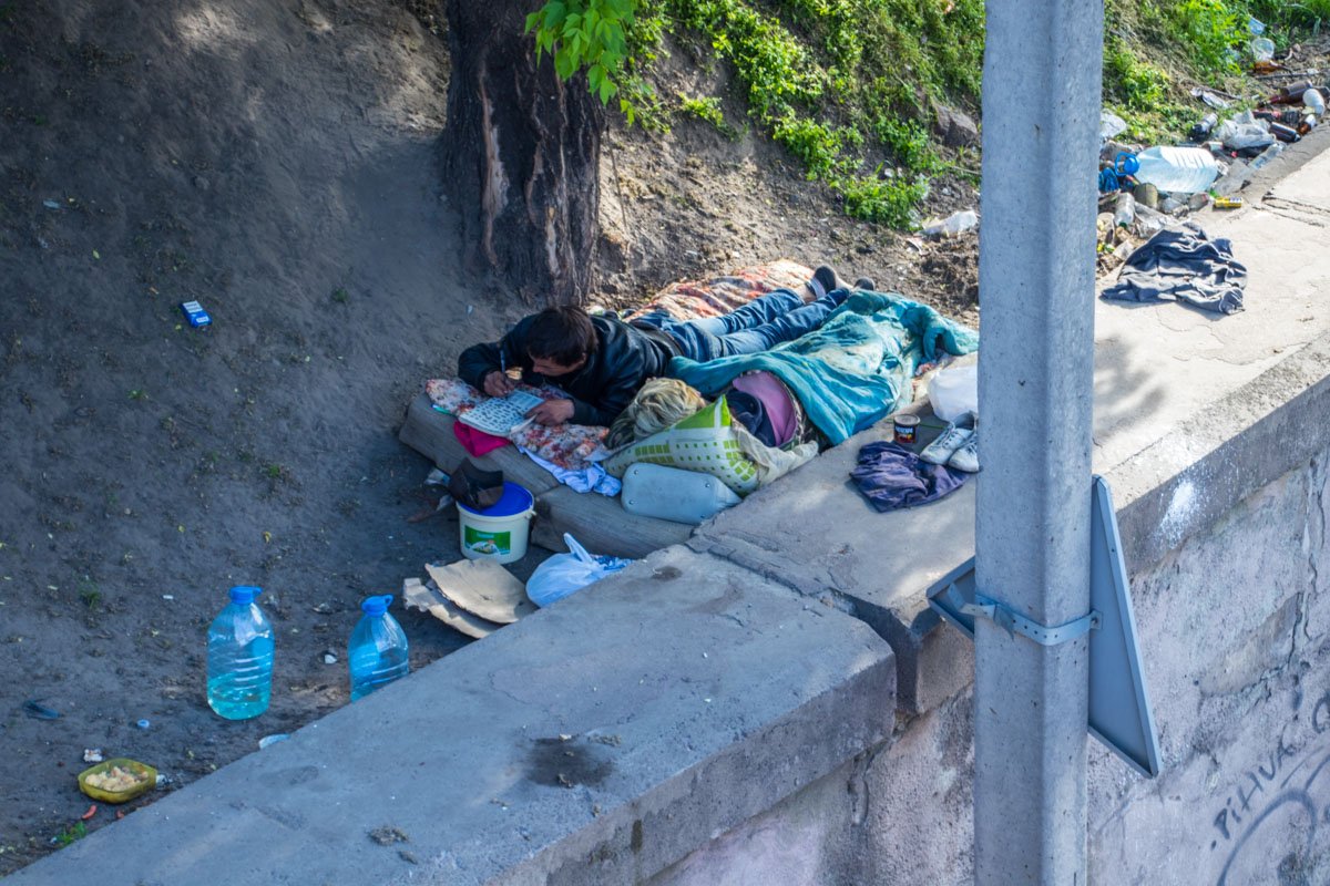 Мужчина с женщиной разгадывали кроссворды Мужчина с женщиной разгадывали кроссворды