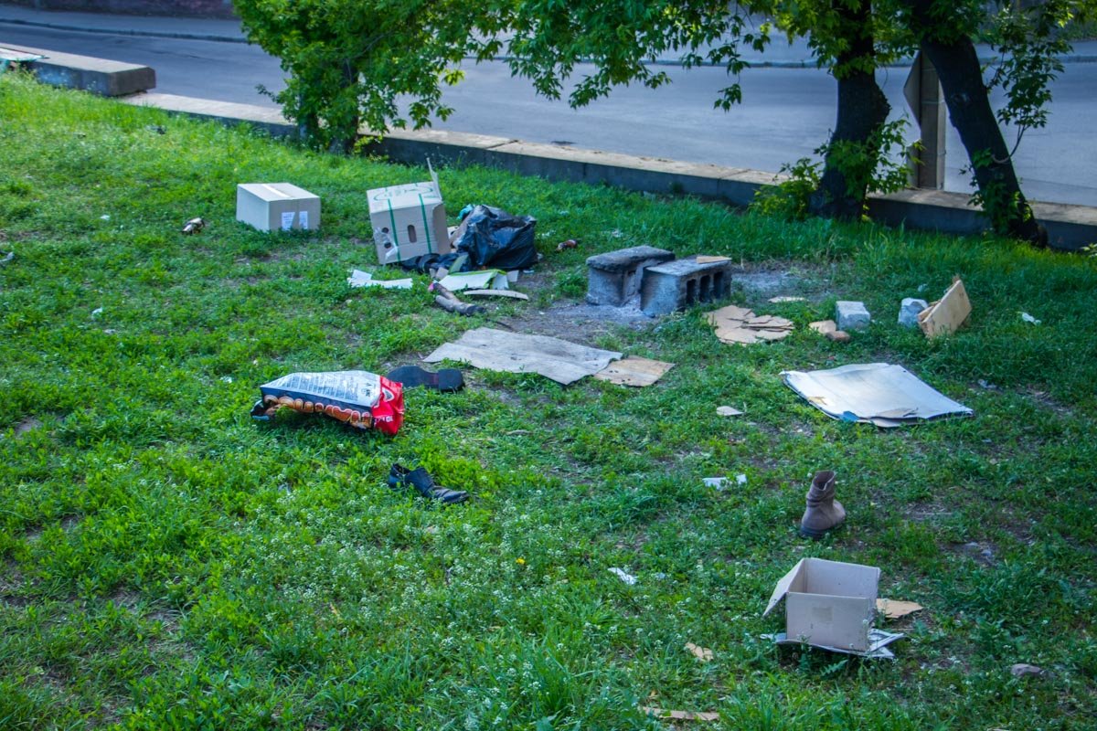 Везде разбросаны пустые бутылки, пачки от сигарет и картонные коробки Везде разбросаны пустые бутылки, пачки от сигарет и картонные коробки