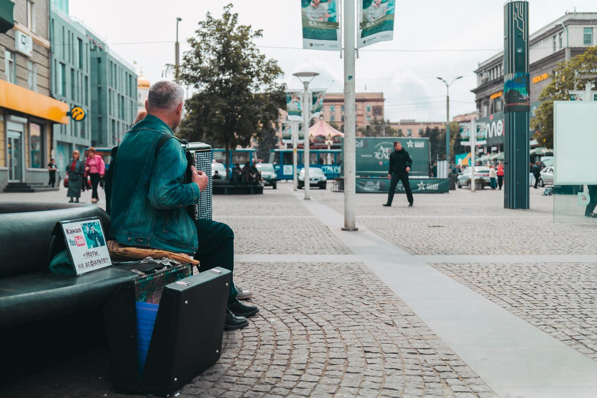 Иван выступает на Европейской площади и на набережной