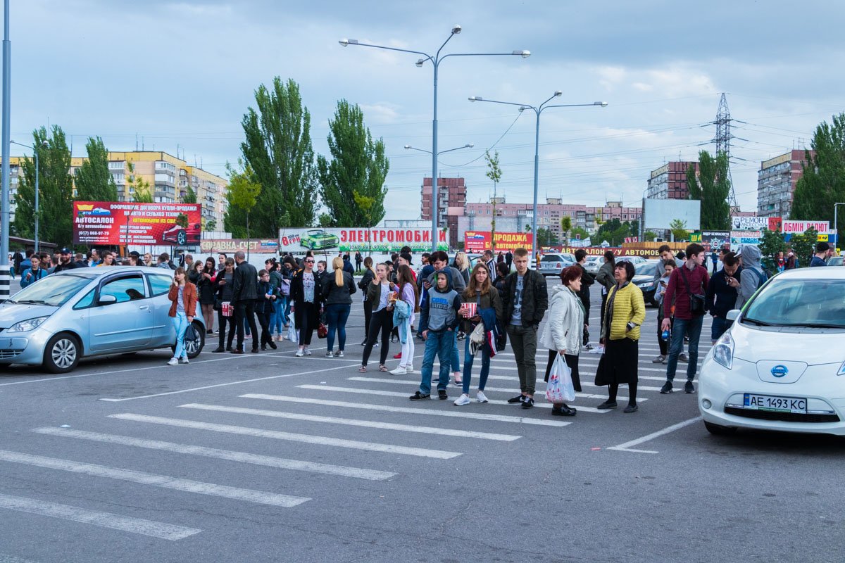 На месте ожидаются медики, спасатели, взрывотехники и кинологи