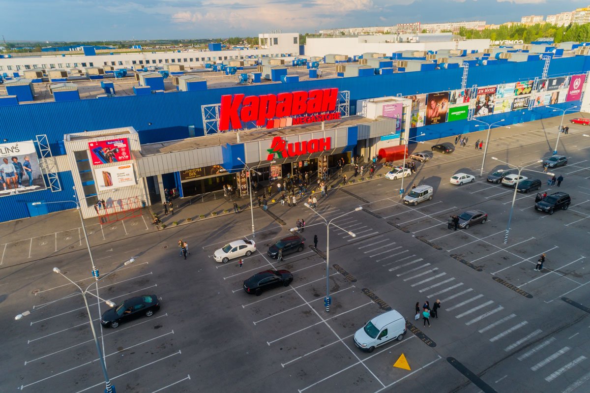 Торговый центр и прилегающие территории осматривают