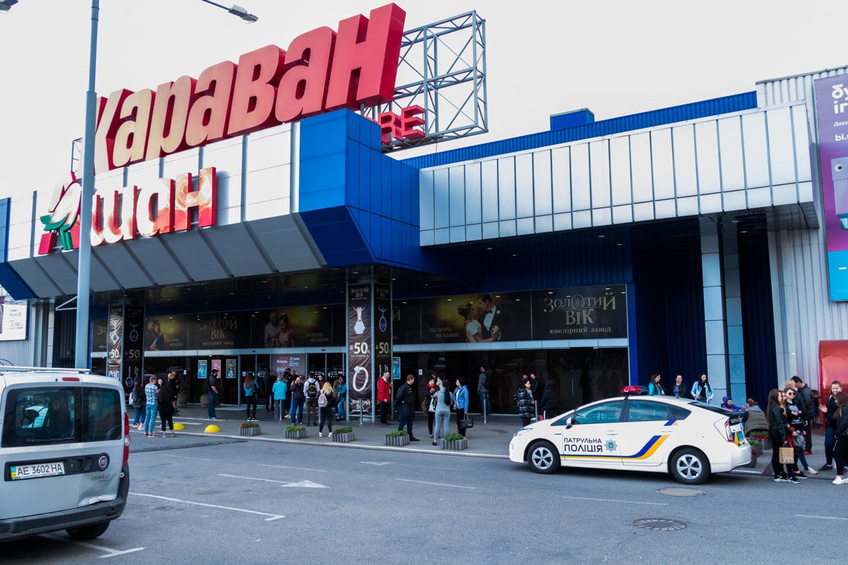 Парковка возле «Караван» моментально опустела