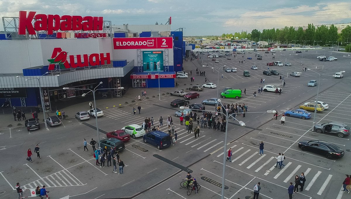 Возле здания остались только «зеваки» и кинолюбители, которые не успели досмотреть свой сеанс