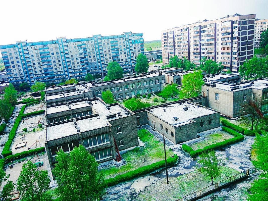 Весь город усыпало 