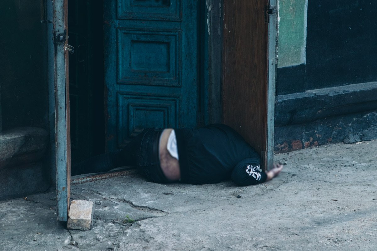 Тело лежало во дворе за Европейской площадью, прямо на входе в подъезд