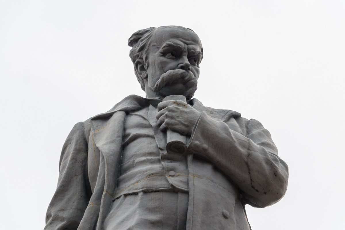 Можно заметить швы