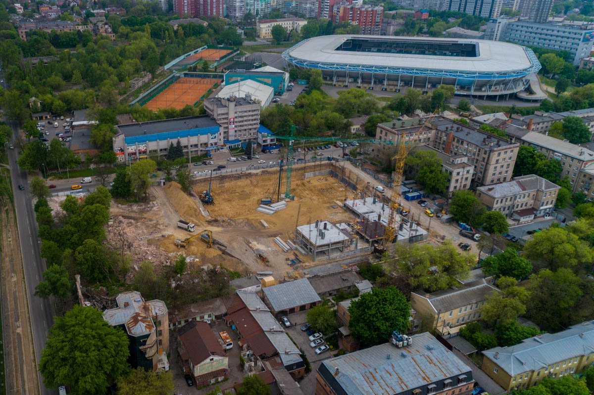 По соседству находится комплекс разрушенных зданий