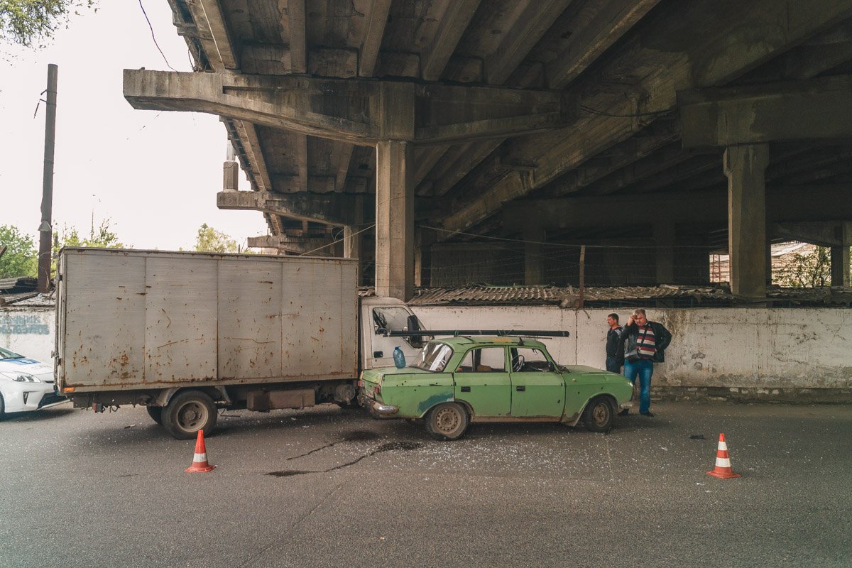 В Днепре на улице Каруны столкнулись грузовик и Москвич В Днепре на улице Каруны столкнулись грузовик и Москвич