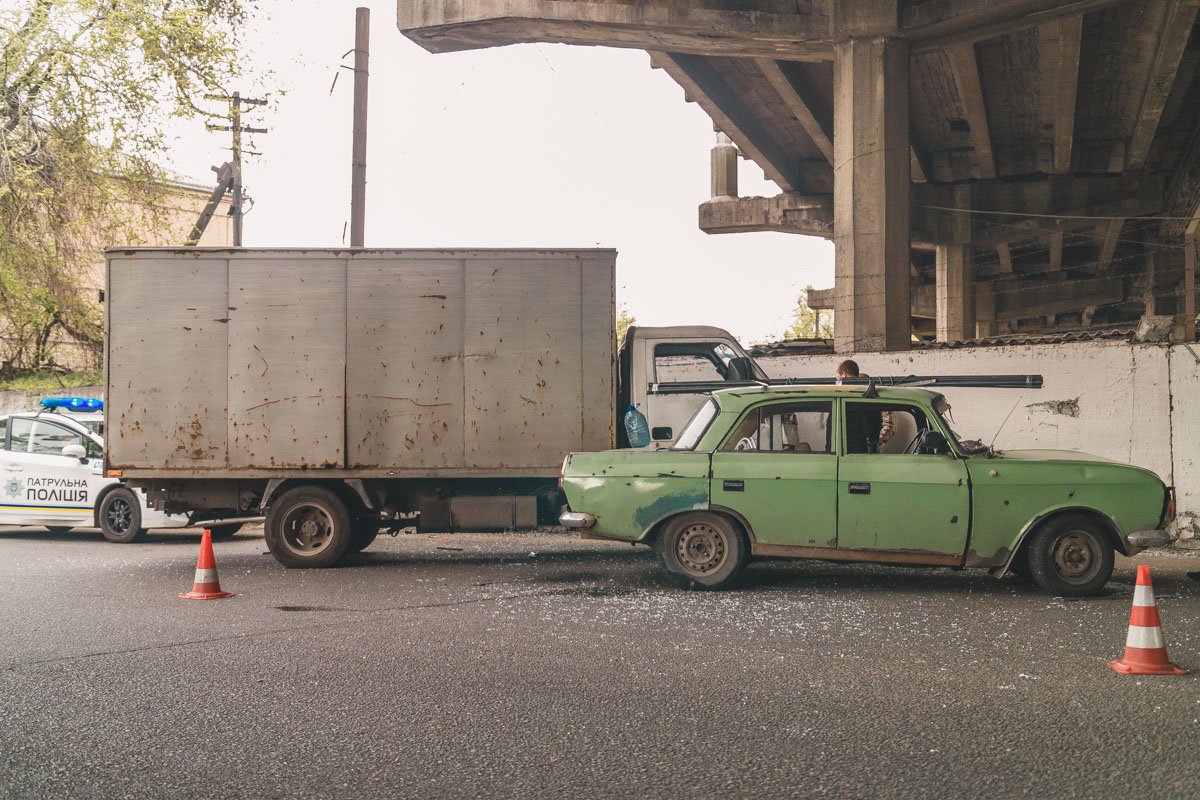 По информации от полиции, грузовик ехал по улице Каруны по главной дороге По информации от полиции, грузовик ехал по улице Каруны по главной дороге
