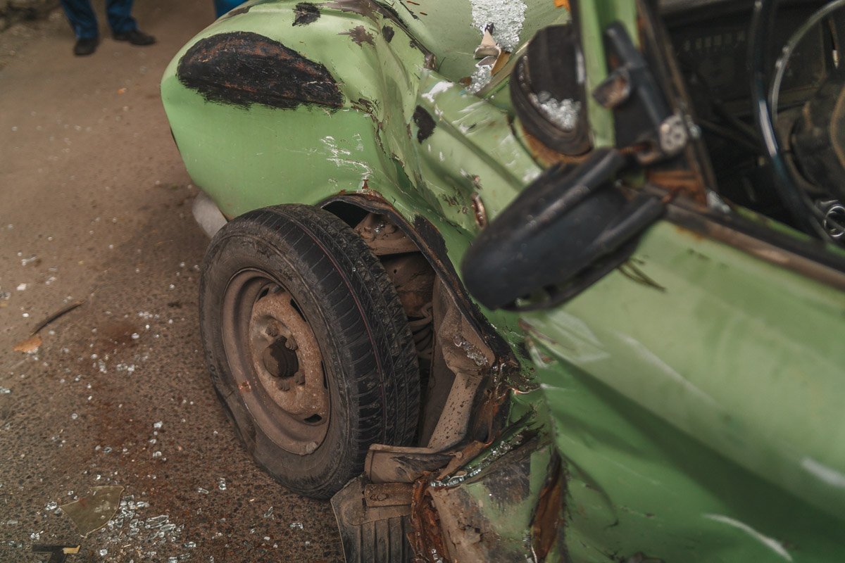 Водитель Москвича не уступил дорогу грузовику, в результате чего и произошло столкновение Водитель Москвича не уступил дорогу грузовику, в результате чего и произошло столкновение
