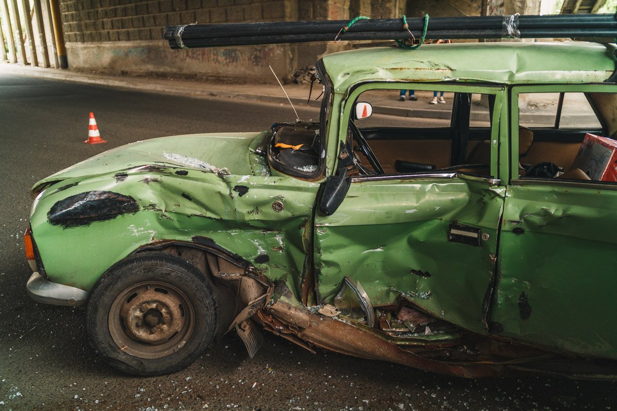 При столкновении мужчину зажало в машине, поэтому патрульные помогали ему выбраться  При столкновении мужчину зажало в машине, поэтому патрульные помогали ему выбраться