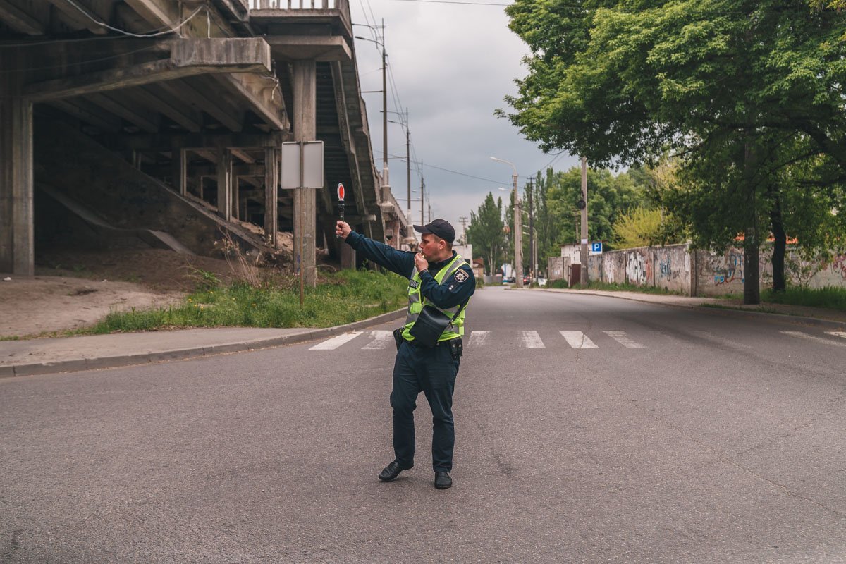 Полицейские регулируют движение автомобилей  Полицейские регулируют движение автомобилей