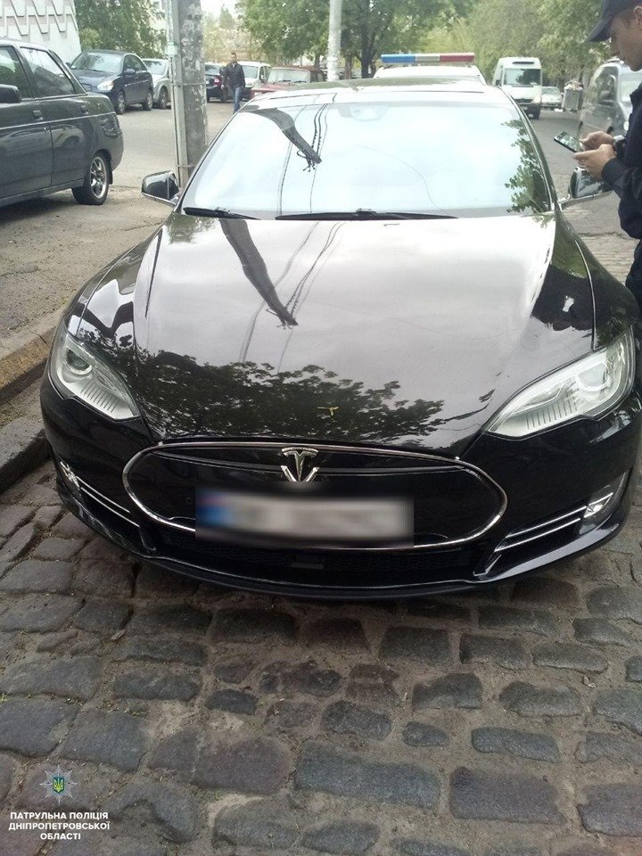 В Днепре полицейские нашли Tesla, которую разыскивал Интерпол В Днепре полицейские нашли Tesla, которую разыскивал Интерпол