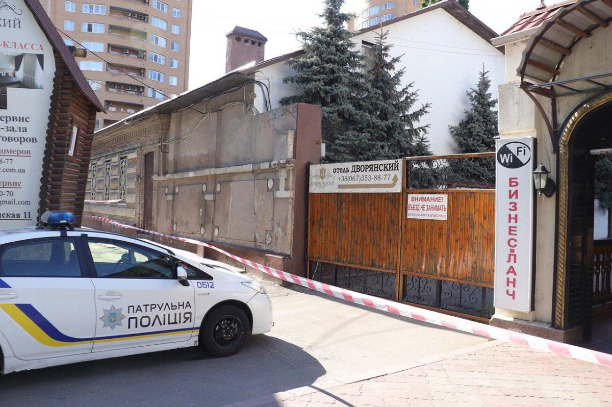 На линию "102" сообщили о минировании двух отелей