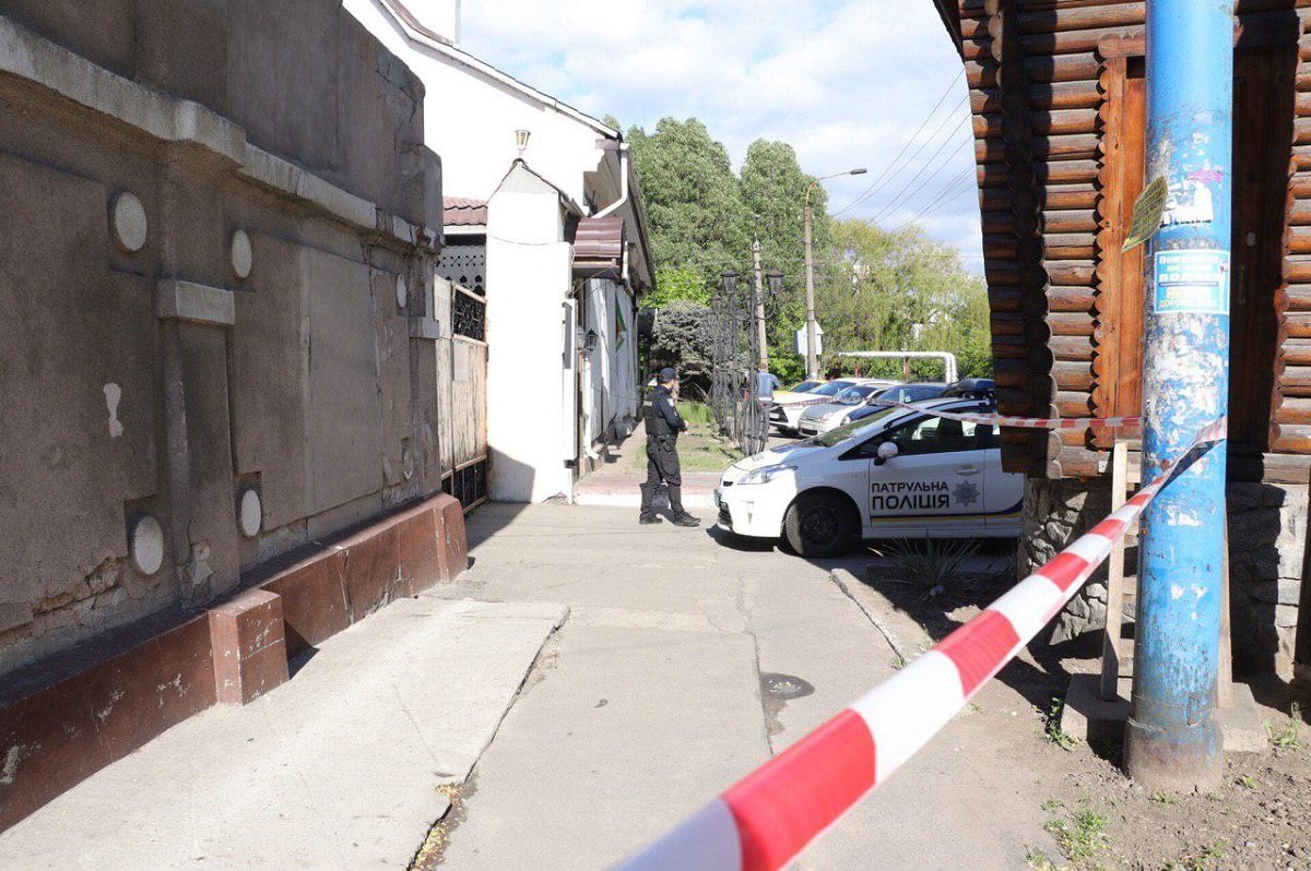 Как обычно, на место прибыли правоохранители, ожидается приезд взрывотехников и кинологов