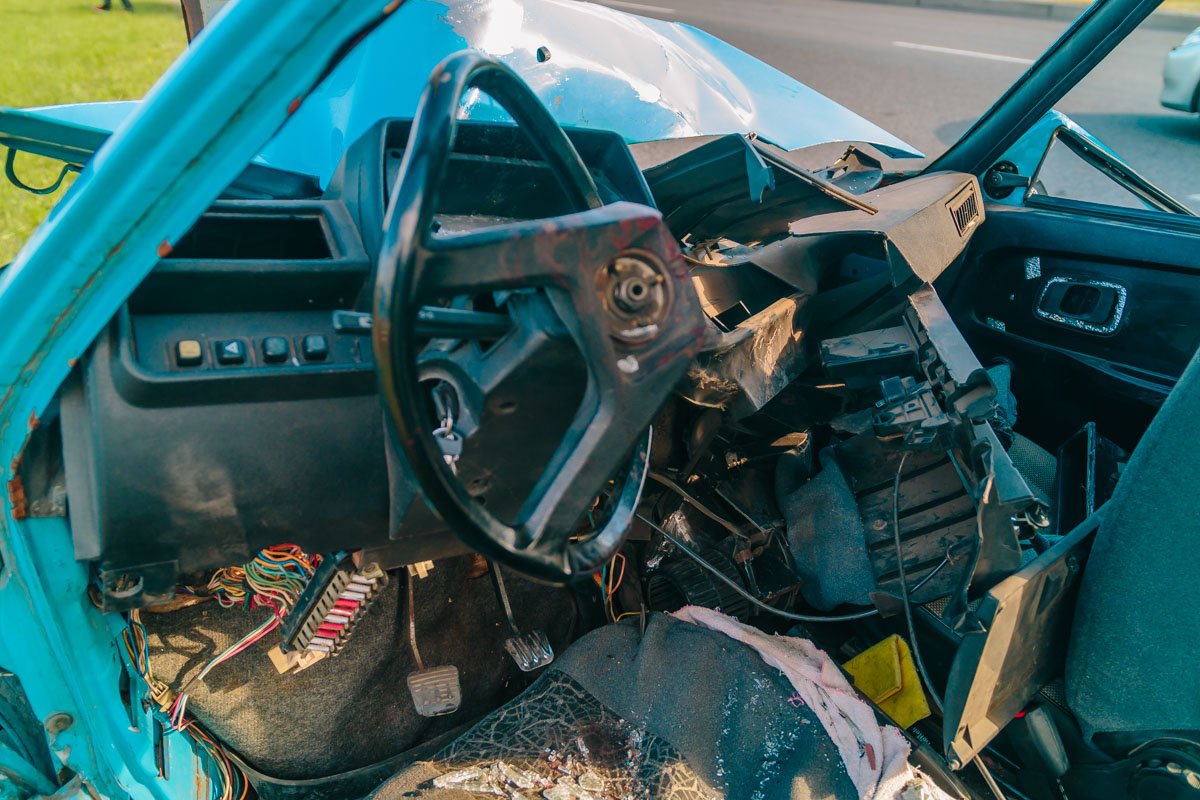 2 мая, около 17:30, на Кайдакском шляхе водитель на Таврии въехал в столб 2 мая, около 17:30, на Кайдакском шляхе водитель на Таврии въехал в столб