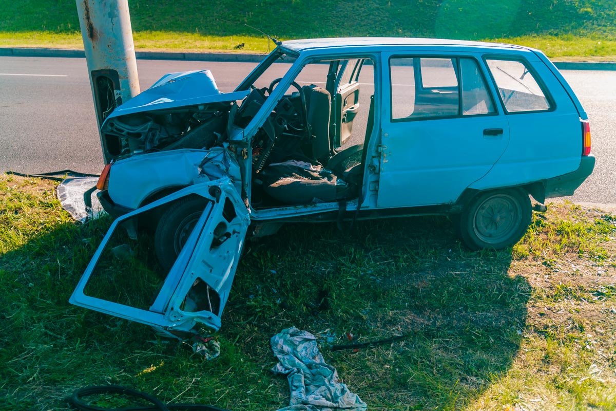 Сотрудники ГСЧС помогли достать водителя из машины Сотрудники ГСЧС помогли достать водителя из машины