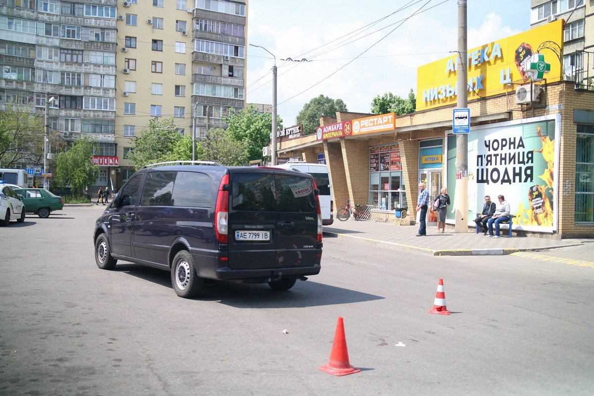 Автомобиль Mercedes Vito сбил пожилую женщину