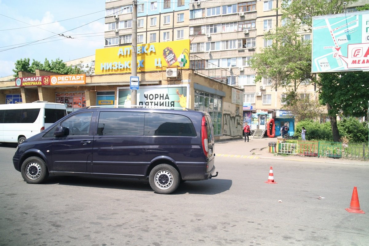 От удара пострадавшая упала и разбила нос. Ее госпитализировали