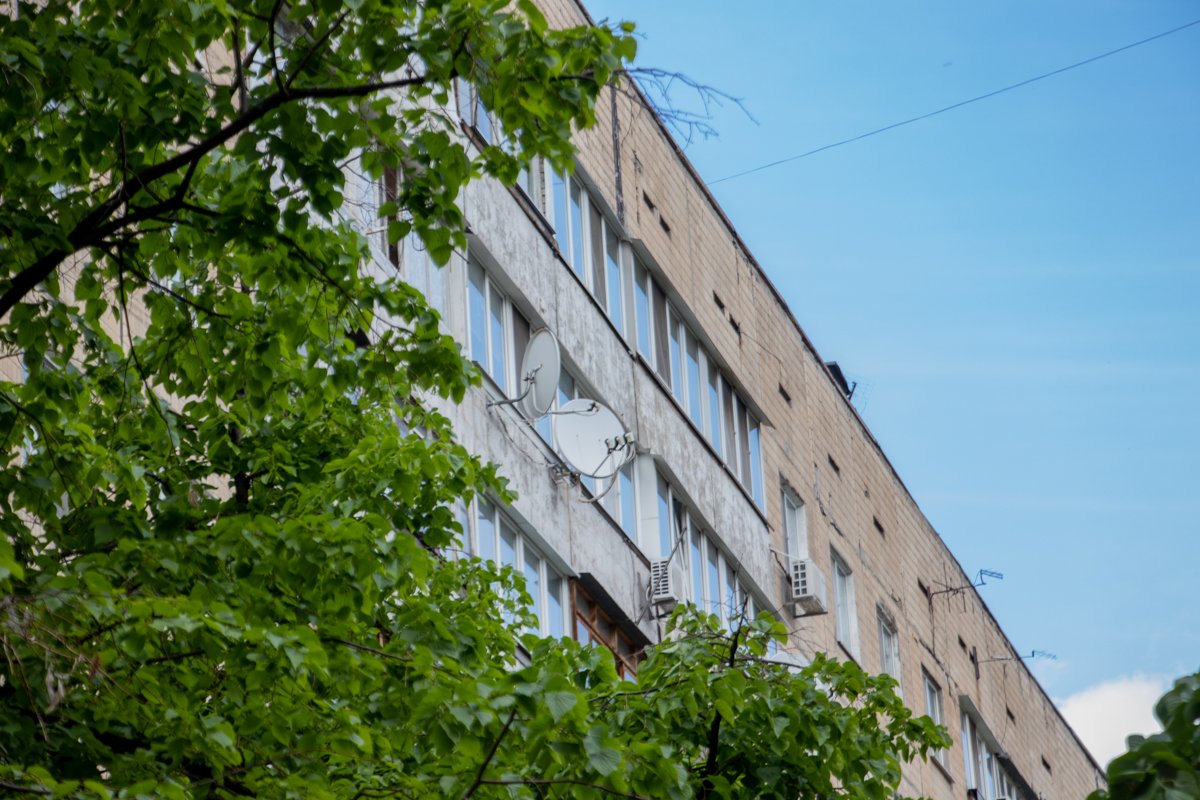 Кто-то из жителей многоэтажки выстрелил в пенсионеров Кто-то из жителей многоэтажки выстрелил в пенсионеров
