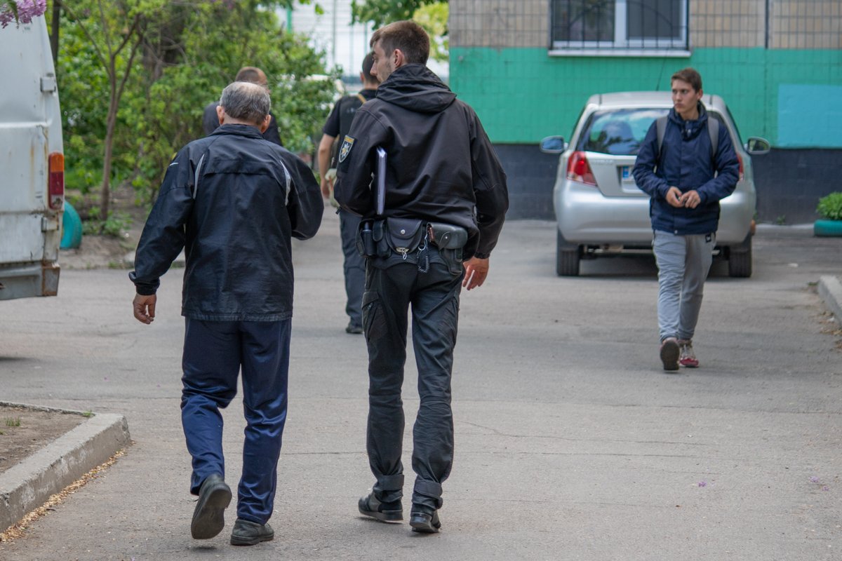 Правоохранители опрашивают свидетелей Правоохранители опрашивают свидетелей