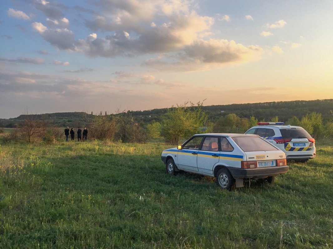 Тело женщины находилось в траве, вблизи трассы  Тело женщины находилось в траве, вблизи трассы
