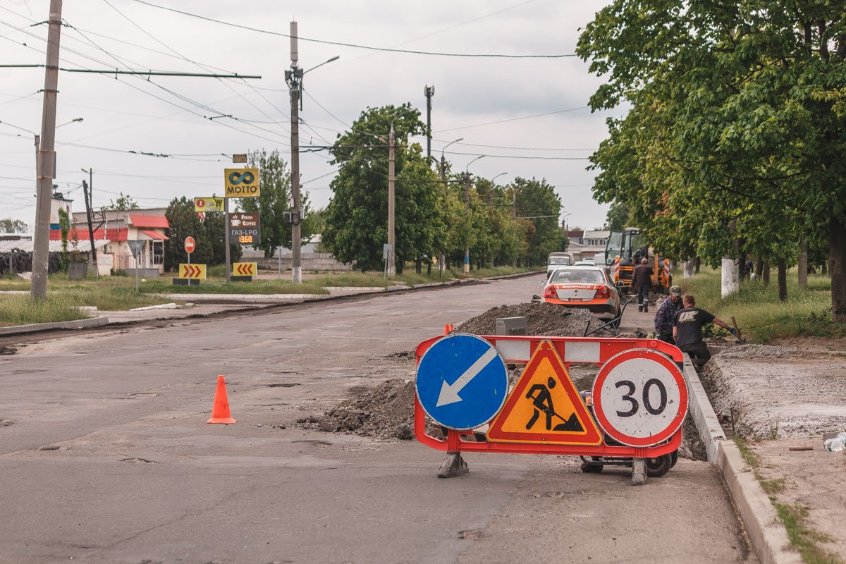 Возможно, уже совсем скоро водители на этой улице смогут насладиться ровной дорогой Возможно, уже совсем скоро водители на этой улице смогут насладиться ровной дорогой