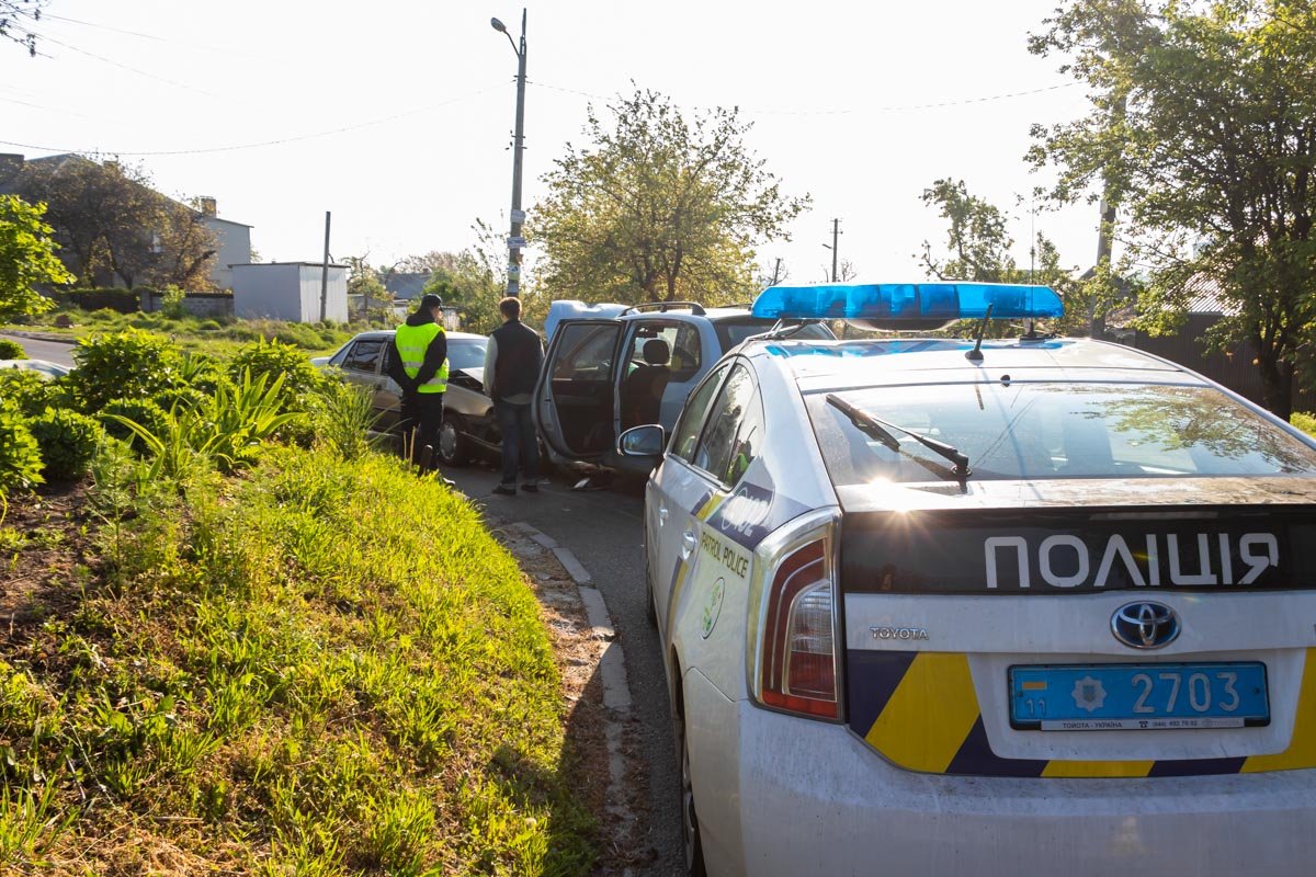 ДТП не мешает проезду остальных авто ДТП не мешает проезду остальных авто