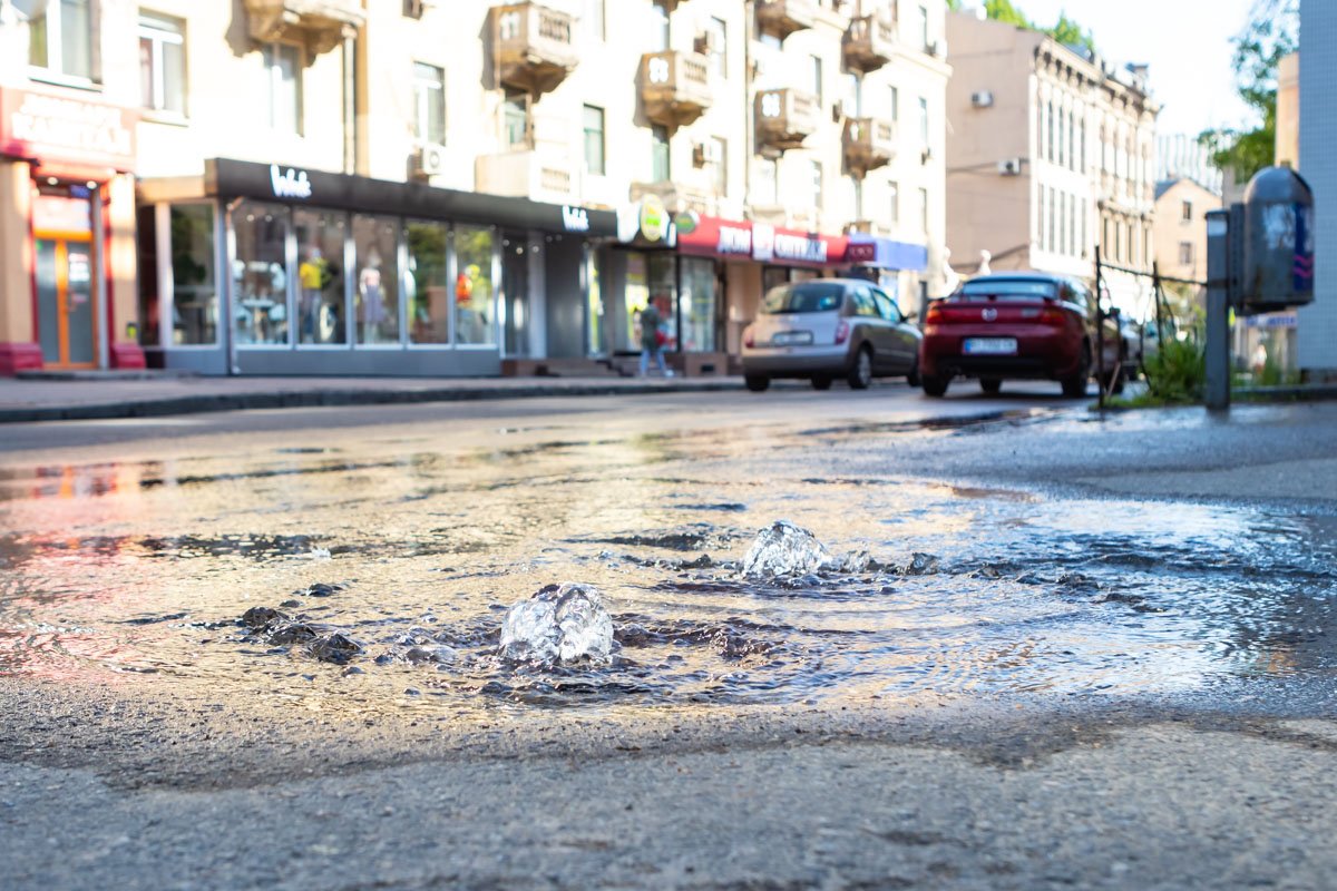 Вода фонтанчиком бьет из люка