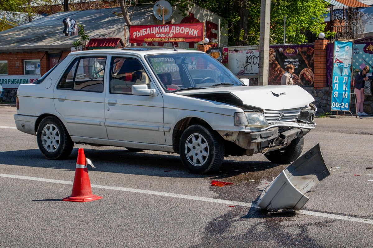 На Запорожском шоссе столкнулись Peugeot и Renault На Запорожском шоссе столкнулись Peugeot и Renault