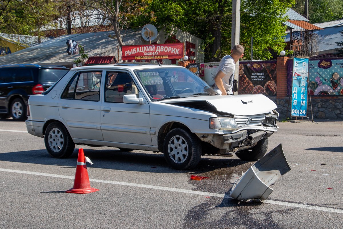 Патрульные оградили место аварии конусами и вызвали на место следователя по ДТП Патрульные оградили место аварии конусами и вызвали на место следователя по ДТП