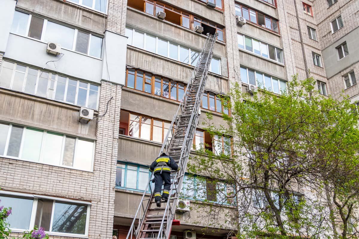 Спасатели вошли в дом при помощи автолестницы 