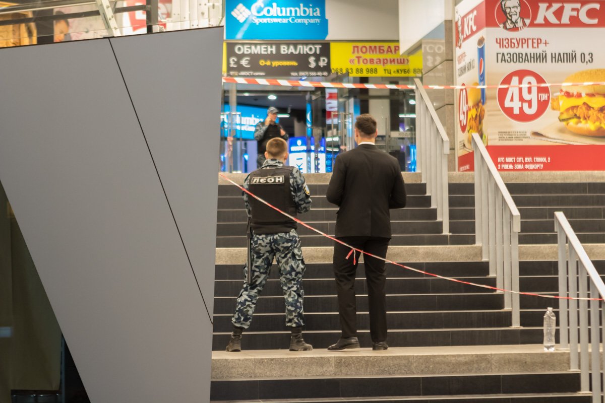 На место сразу вызвали сотрудников"Леон" для охраны здания