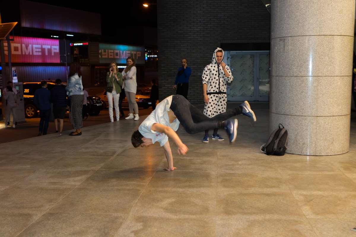 Молодые люди не растерялись и принялись танцевать под ТРЦ