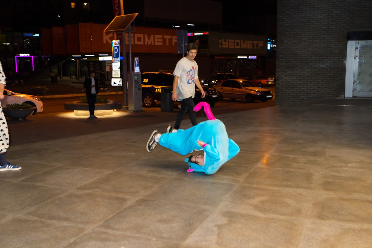 Некоторые из танцоров были в необычных костюмах