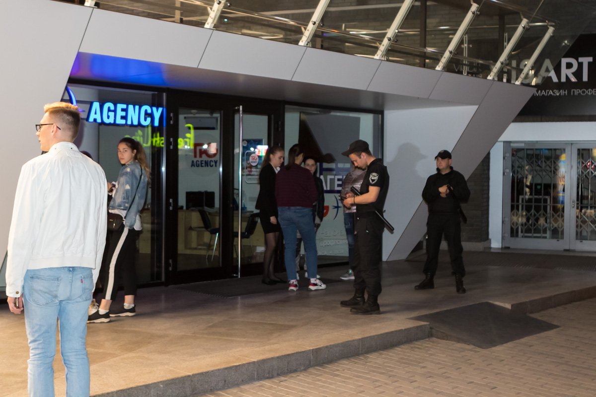 Однако парней вскоре разогнала охрана